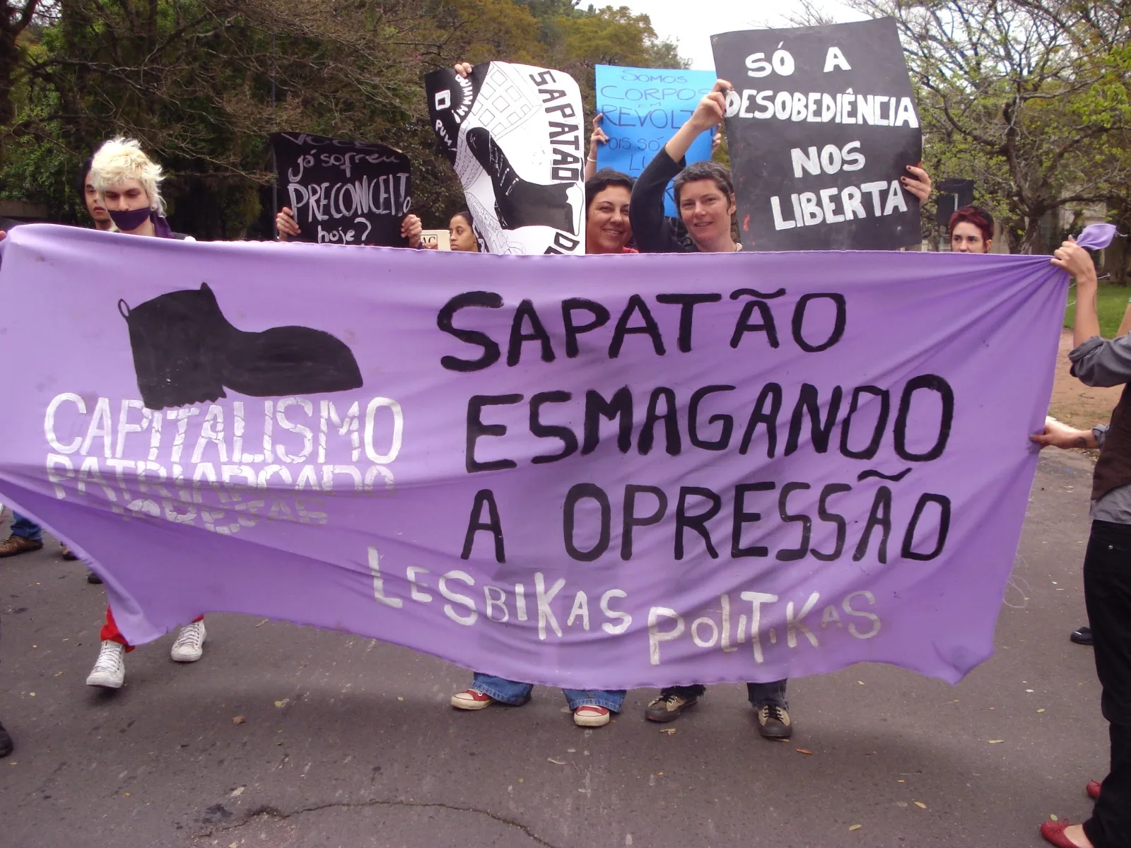 Sapatão esmagando a opressão
