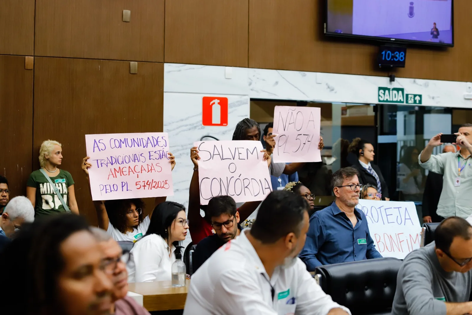 A votação foi acompanhada de uma ampla manifestação da população, desfavorável ao projeto.