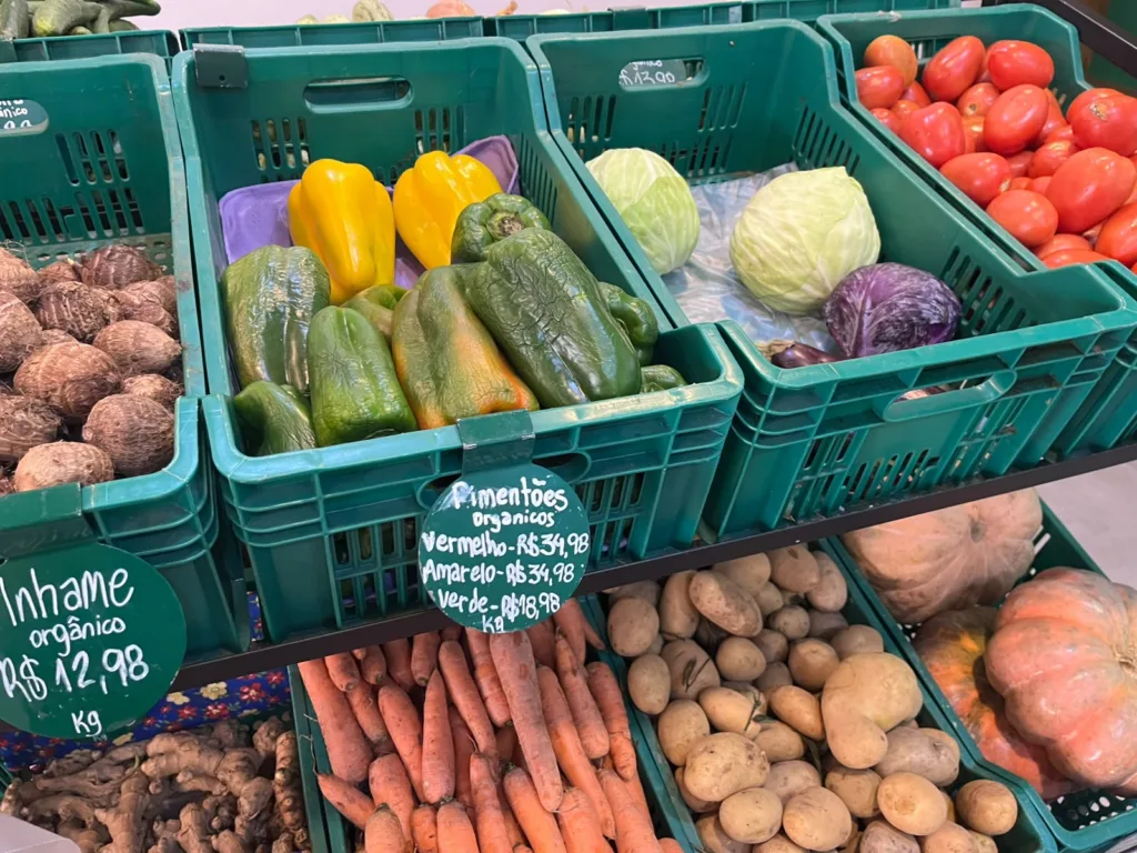 Alimentos da agricultura familiar comercializados no Armazém do Campo, em São Paulo