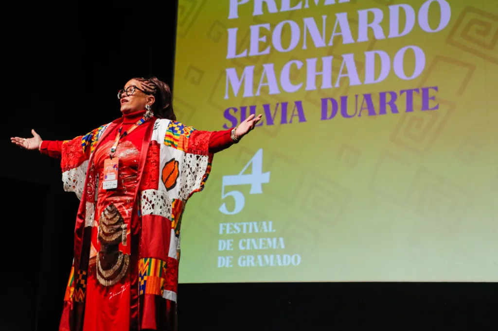 Atriz e produtora cultural Silvia Duarte foi homenageada com o Prêmio Leonardo Machado