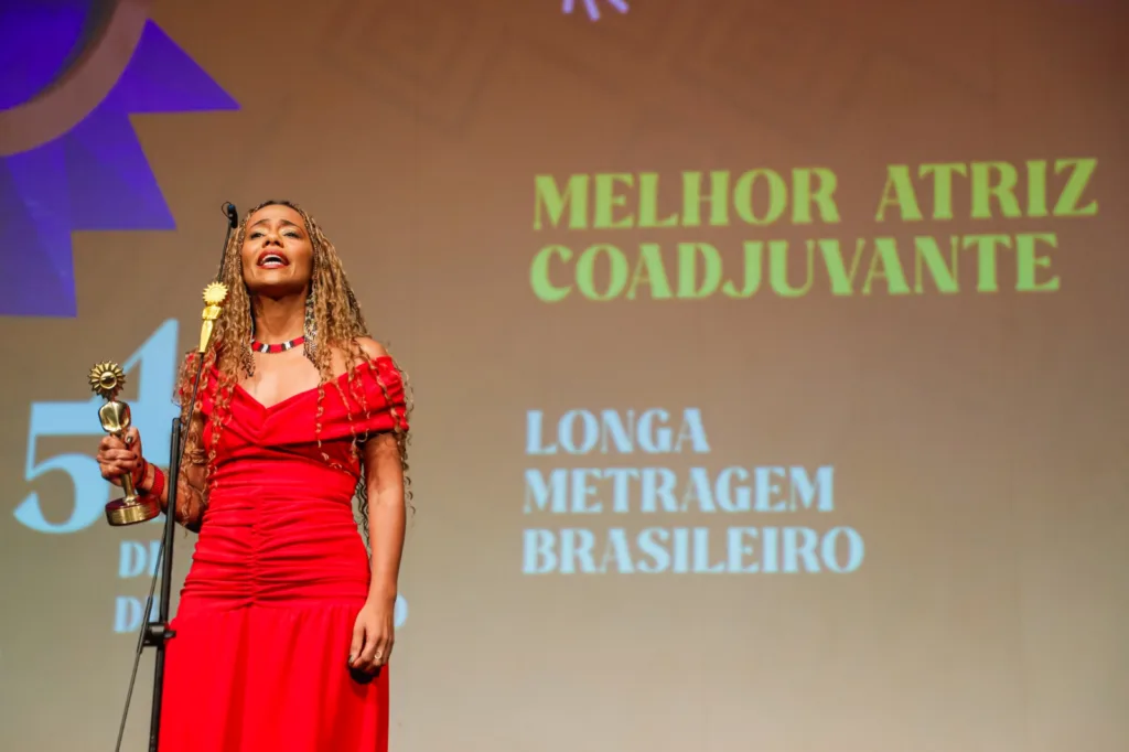 Naruna Costa, premiada como melhor atriz coadjuvante, saudou as mulheres negras que subiram naquele palco