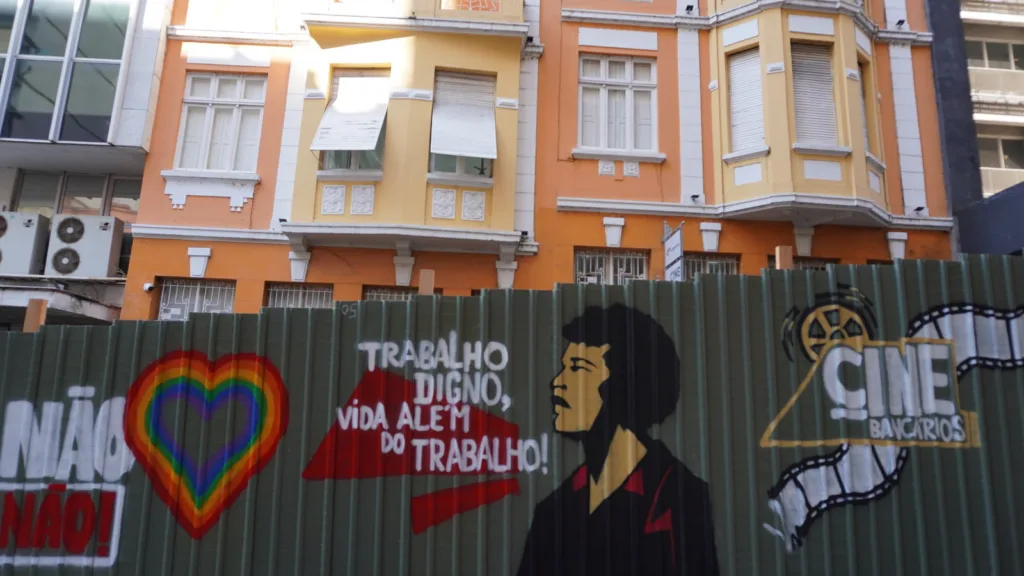 Grafites do artista Reis estampam os tapumes das obras da nova esplanada do SindBancários, no Centro Histórico de Porto Alegre