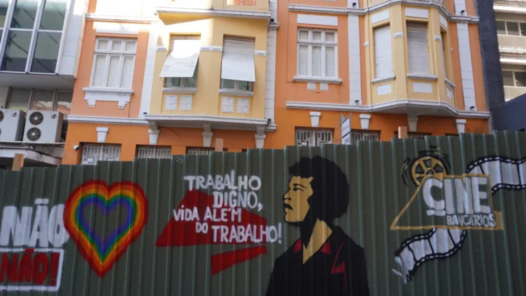 Sindicato transforma tapumes de obra em espaço de arte e debate no centro de Porto Alegre