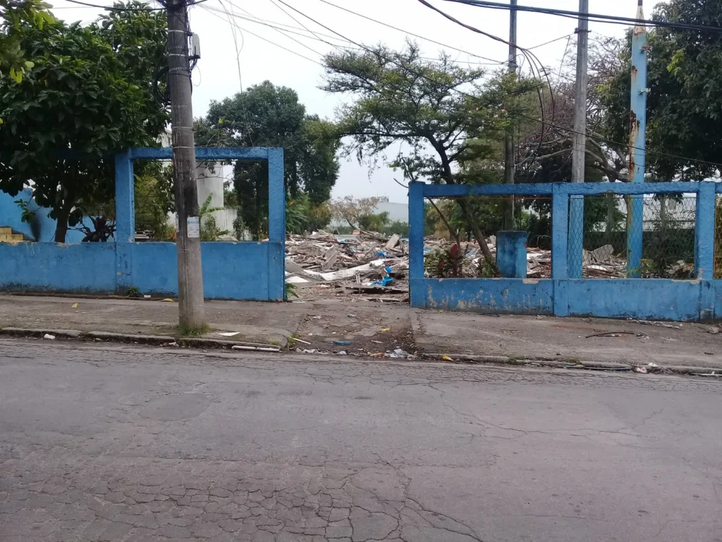 Escombros da Escola Municipal Jorge Gouveia logo após a demolição em 2022; Prefeitura do Rio murou o local para impedir invasões