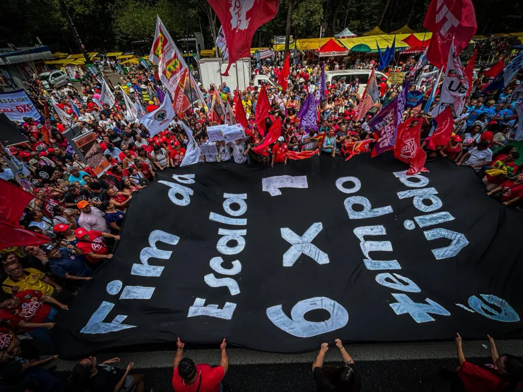 Ato pelo fim da escala 6x1 reuniu milhares de pessoas na Av. Paulista neste domingo (30)