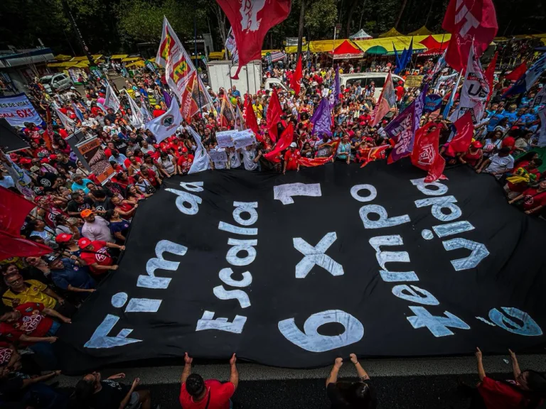 Ato pelo fim da escala 6x1 reuniu milhares de pessoas na Av. Paulista neste domingo (30)