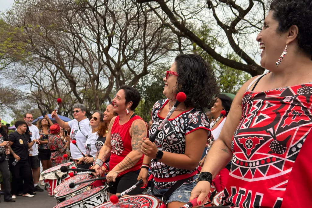 Participantes do Caminhos de Exu ocupam a W3 Sul, em Brasília, com música, tambores e manifestações culturais e religiosas