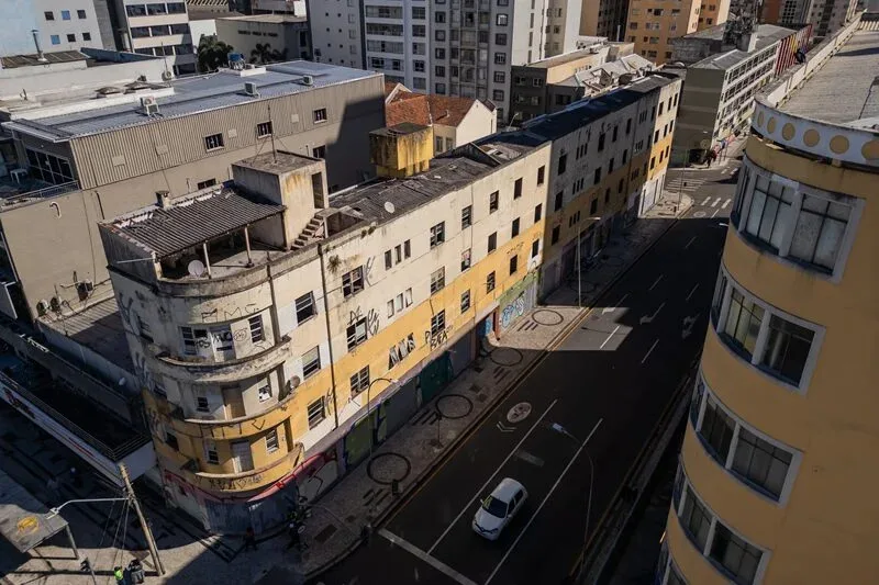 Edifício Pires, que tem mais de 80 anos, fica ao lado da Praça Tiradentes.