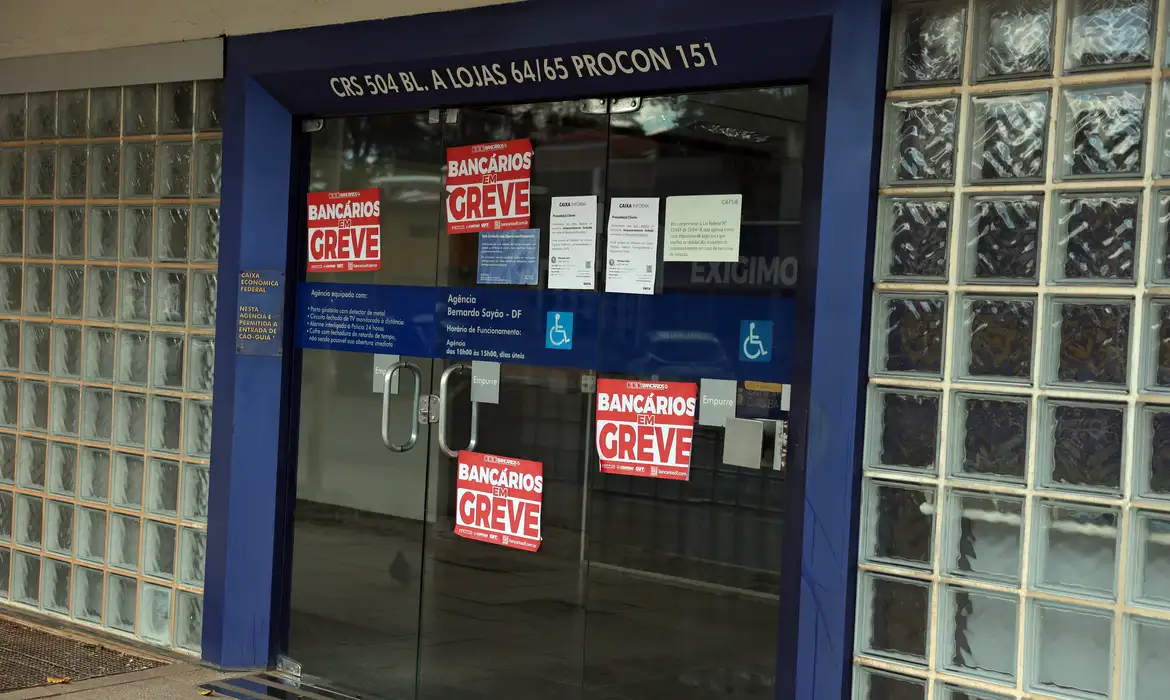 Unidade da Caixa em greve