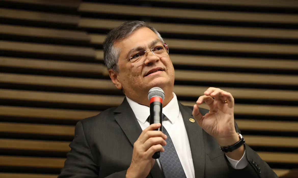 Ministro Flávio Dino, do STF, determina aprimoramento de regras e fiscalização para coibir lavagem de dinheiro
