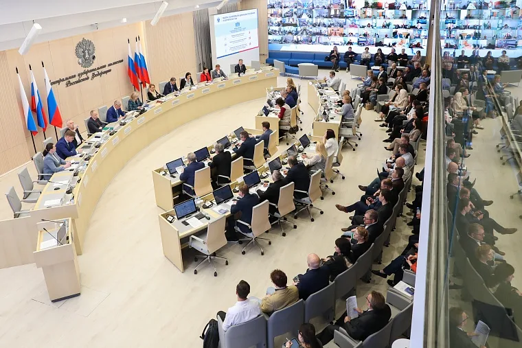 Comissão Eleitoral Central da Rússia realiza reunião com partidos políticos às vésperas das eleições parlamentares do país