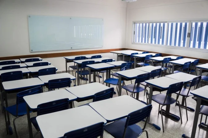 Sobrecarga, salários defasados e falta de suporte precarizam atuação de professores