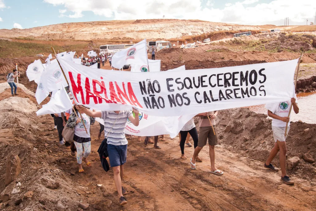 O rompimento da barragem, pertencente à Samarco, empresa controlada pela Vale e BHP Billiton, ocorreu em 5 de novembro de 2015.