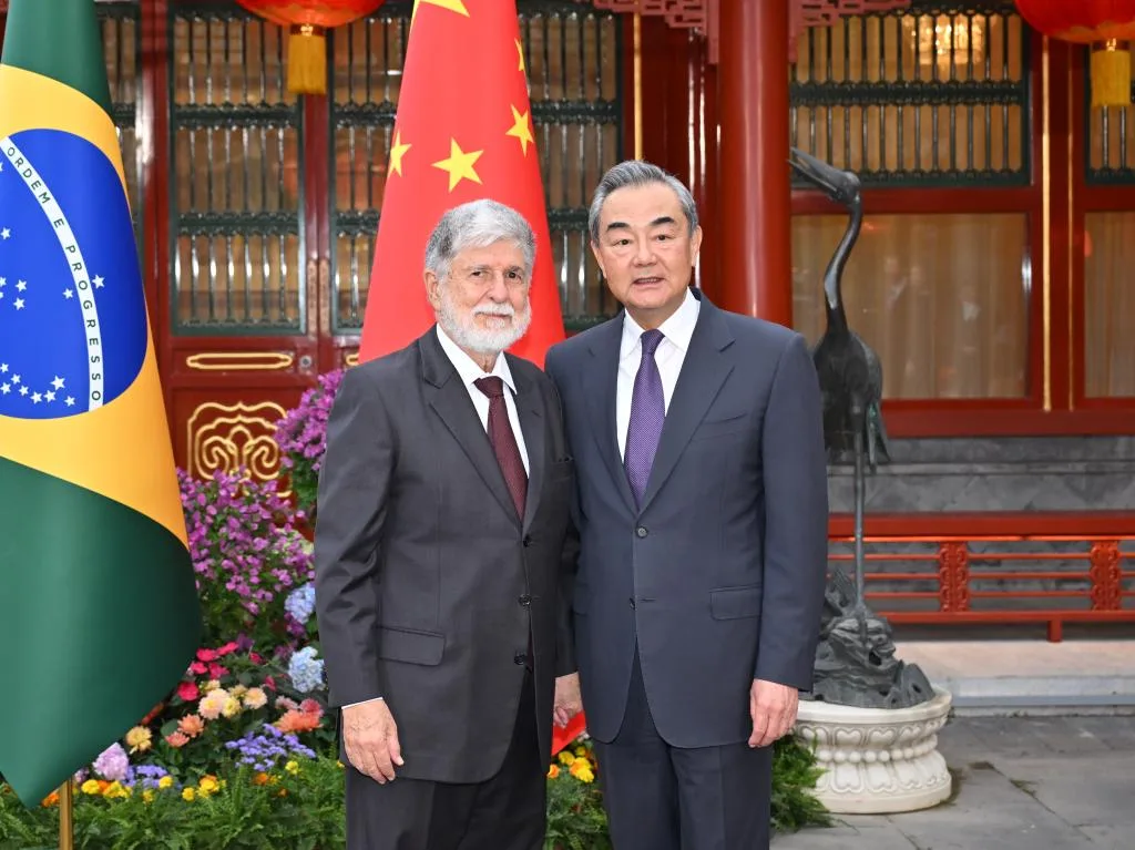 O assessor-chefe da Assessoria Especial do Presidente da República, Celso Amorim, e o chanceler chinês, Wang Yi