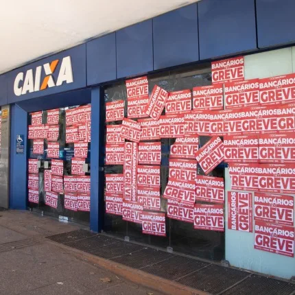Cartazes de greve colados em agência da Caixa