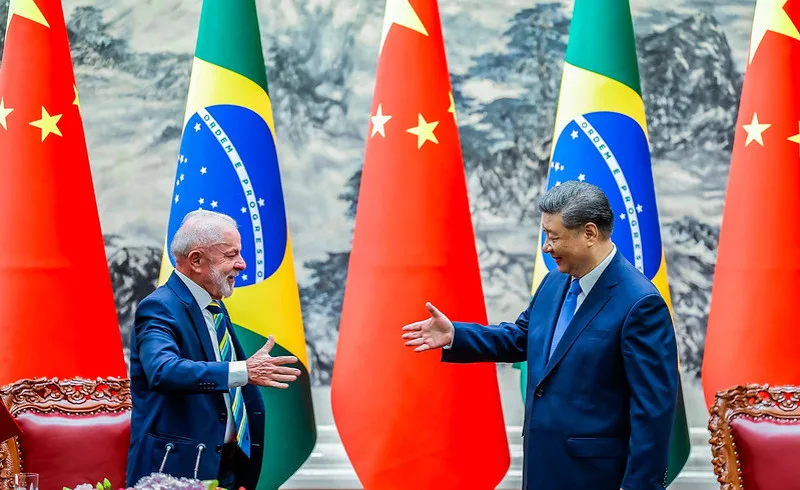 Lula e Xi Jinping na cerimônia de assinatura dos acordos entre Brasil e China em Pequim (2025)