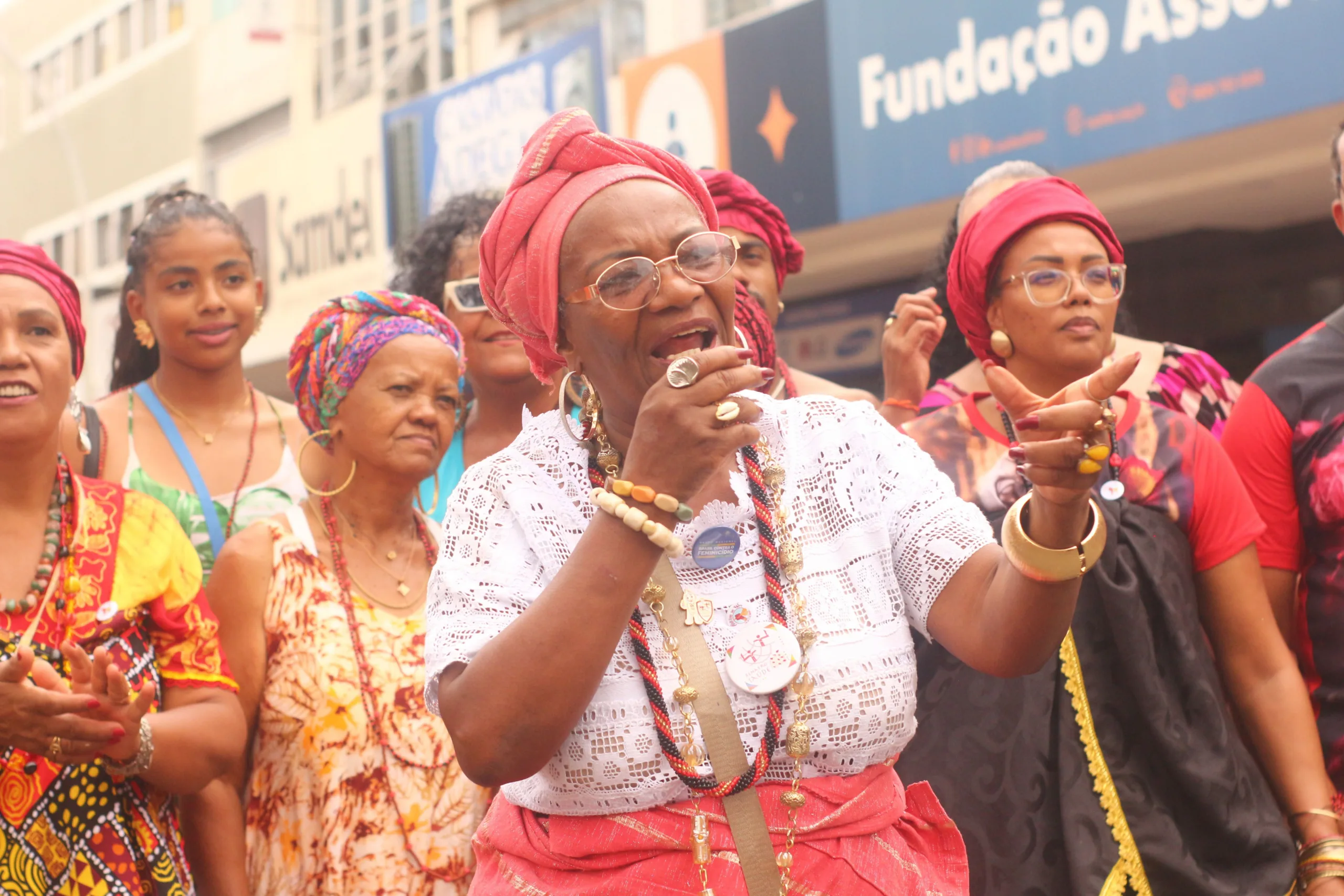 Mãe Baiana toma a palavra diante do público durante o Caminhos de Exu: “Nosso povo veio afirmar a sua ancestralidade”