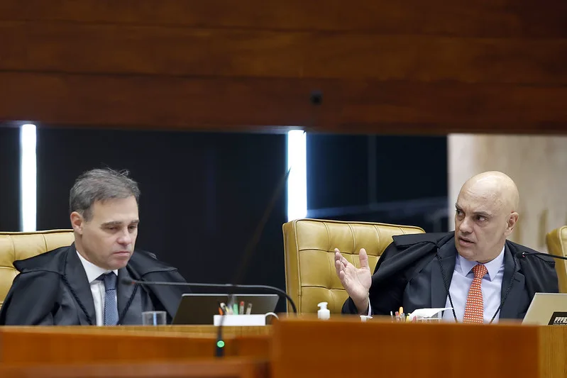 Os ministros André Mendonça e Alexandre de Moraes, durante seção do STF.