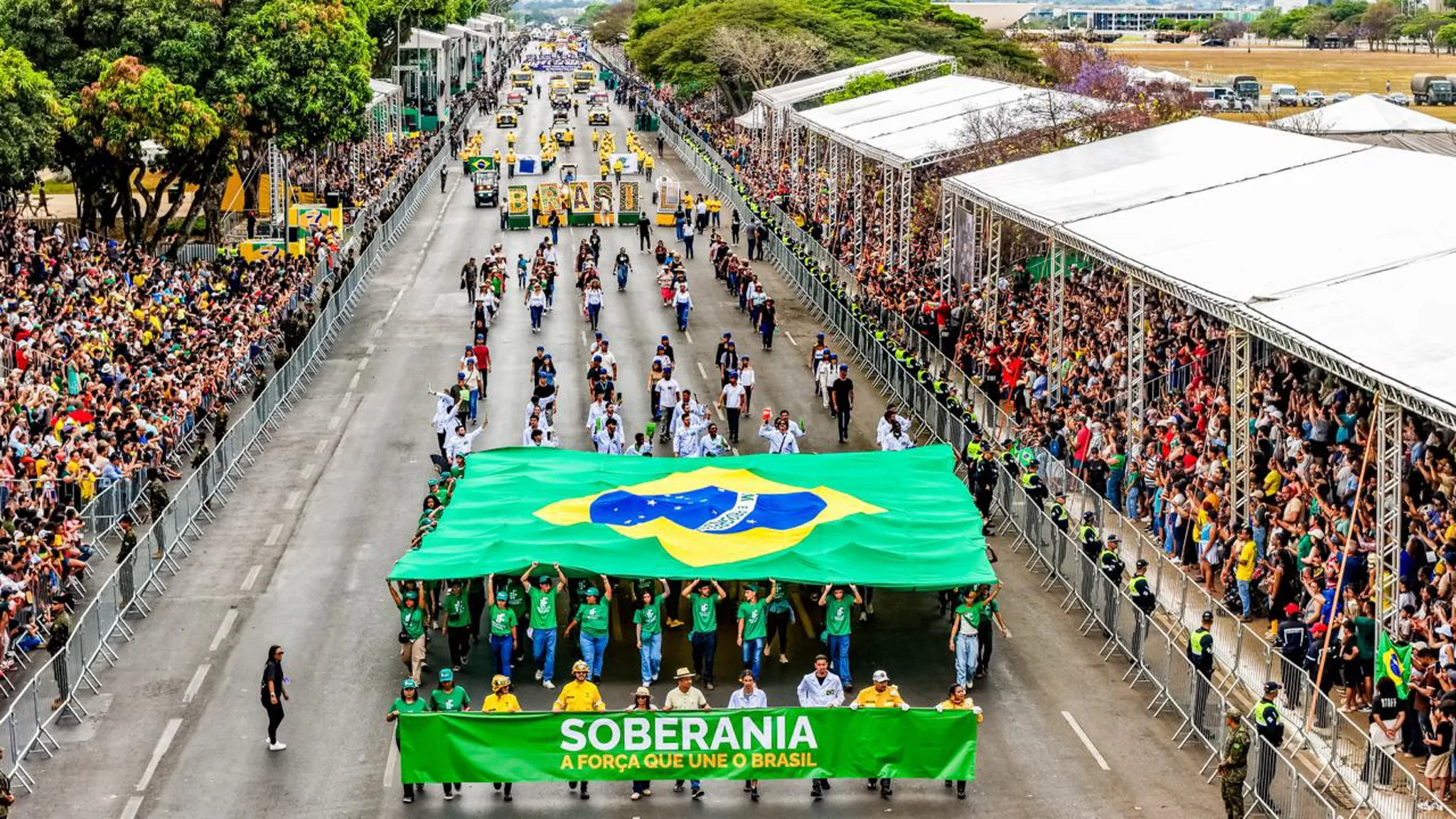 Faixa do eixo “Soberania, a força que une o Brasil”, na Esplanada dos Ministérios, durante o desfile nesta-segunda feira (7)