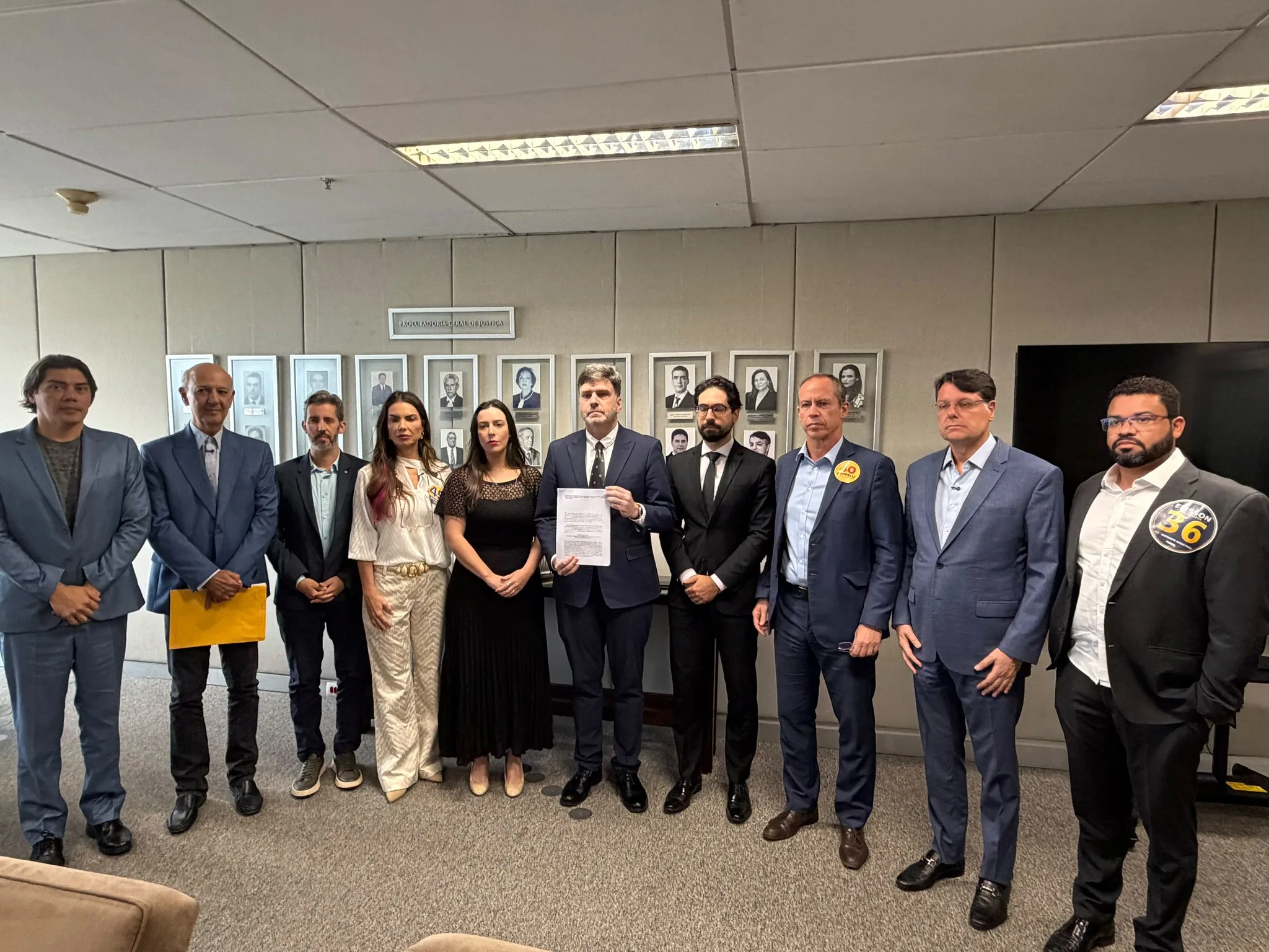 Representantes das candidaturas entregaram o documento ao procurador do MPDFT, Georges Carlos Fredderico Moreira Seigneur, nesta terça-feira (8)