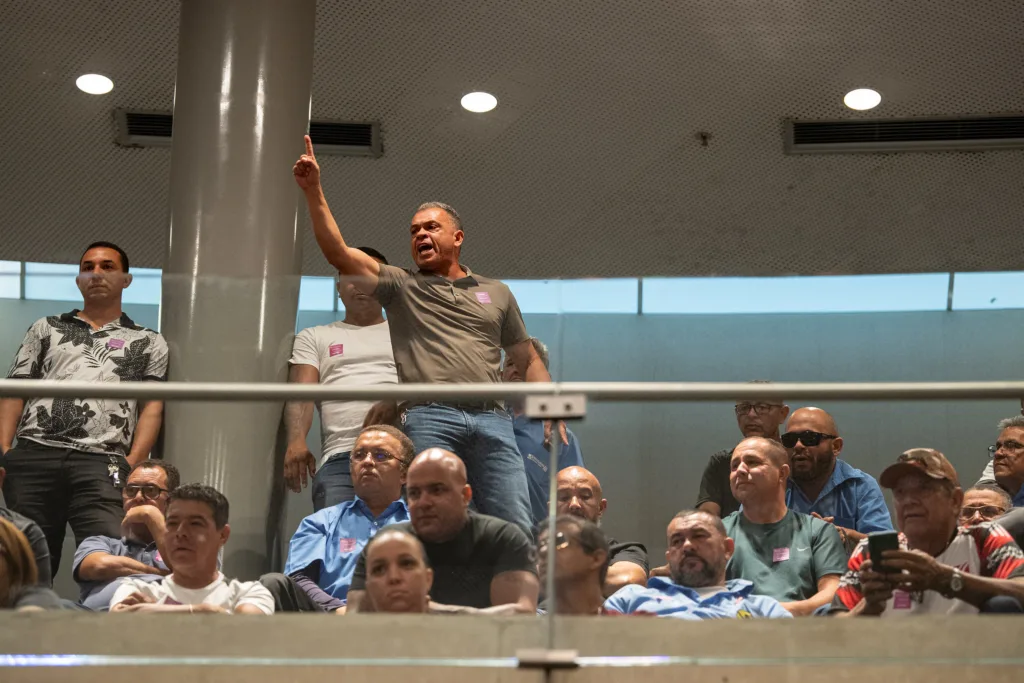 Representantes dos rodoviários acompanham a votação do projeto durante sessão da CLDF