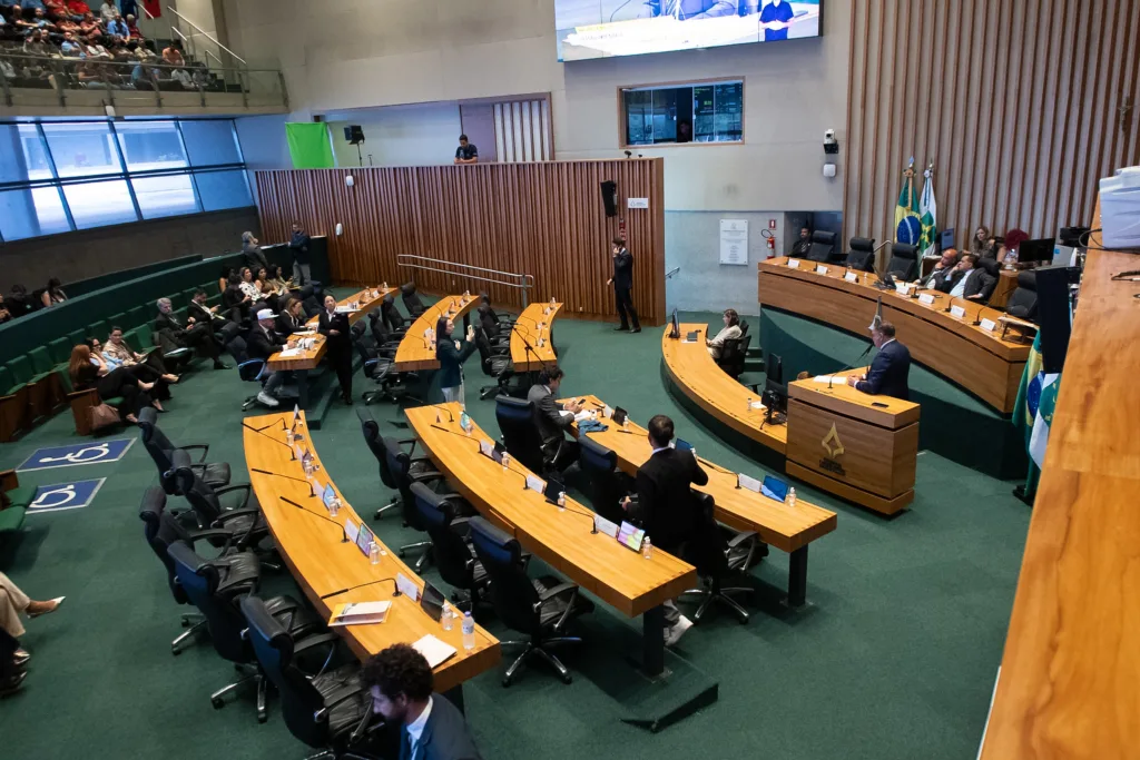 Sessão na CLDF reúne deputados em meio à repercussão das acusações envolvendo o BRB e o Banco Master