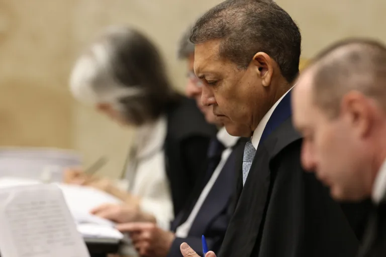 Nunes Marques e Toffoli se afastam de julgamento sobre Moraes e Vorcaro no STF