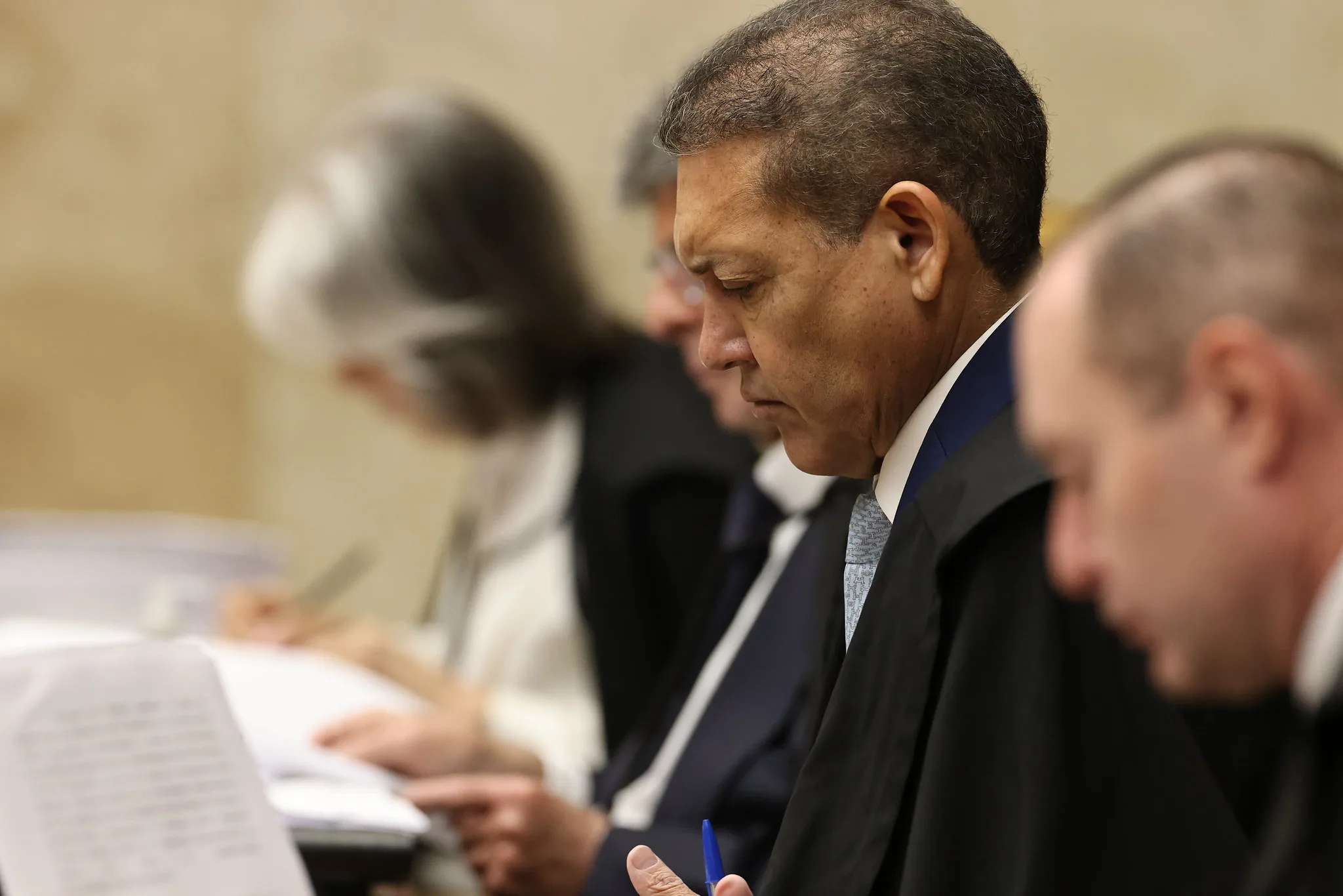 O ministro Kassio Nunes Marques, presidente do TSE, declarou-se impedido de participar do julgamento da Petição 16.662 e citou o possível impacto do caso no cenário eleitoral de 2026.