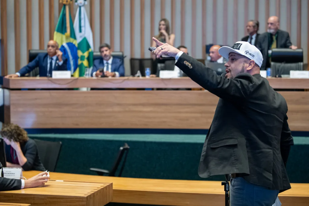 Deputado distrital Max Maciel (Psol-DF) durante sessão da Câmara Legislativa do Distrito Federal nesta terça-feira (15)