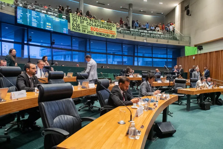 CLDF aprova crédito de R$ 636 milhões para o Governo do DF sob críticas da oposição