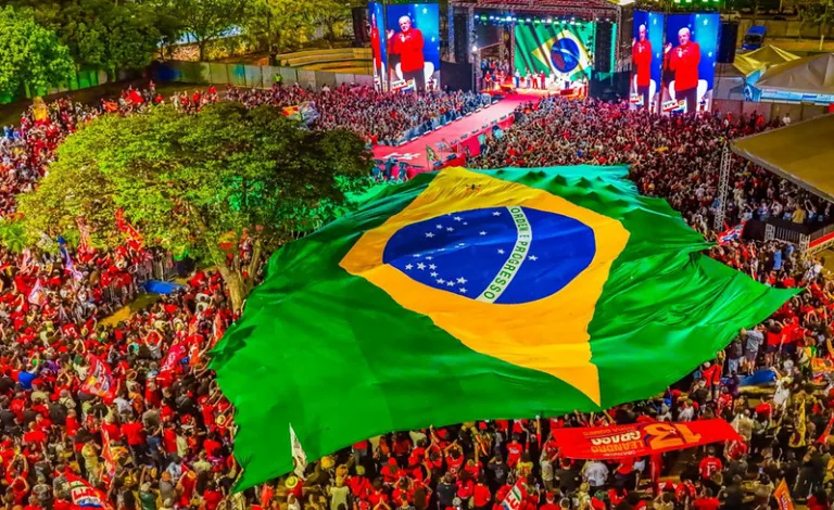 No DF, Lula fala de enfrentar violência contra as mulheres e destaca que o povo é soberano