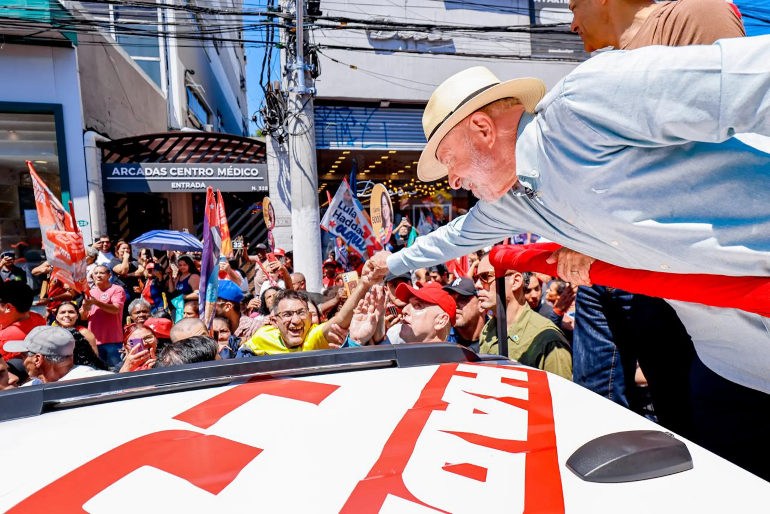 O presidente Lula durante carreata na Zona Leste de São Paulo