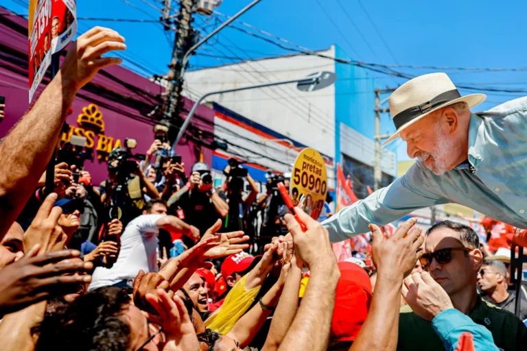 Lula: 'quem quer ganhar dinheiro, arrume um jeito honesto, não endividando o povo'