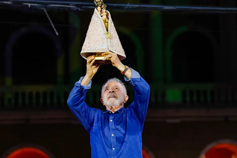Lula segura imagem de Nossa Senhora de Nazaré durante ato de campanha em Belém (PA)