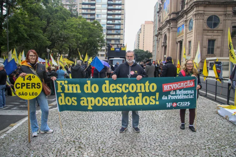 Juliana Brizola promete encerrar no primeiro ano desconto de professores aposentados