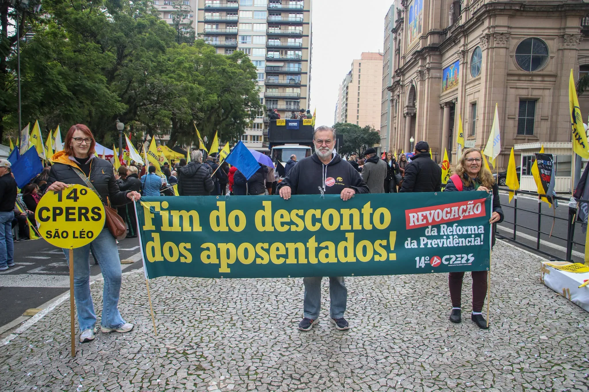 Servidores estaduais protestam contra os descontos previdenciários sobre aposentadorias