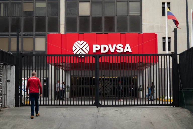 Com limites, EUA flexibilizam sanções e autorizam comércio com estatal petroleira da Venezuela