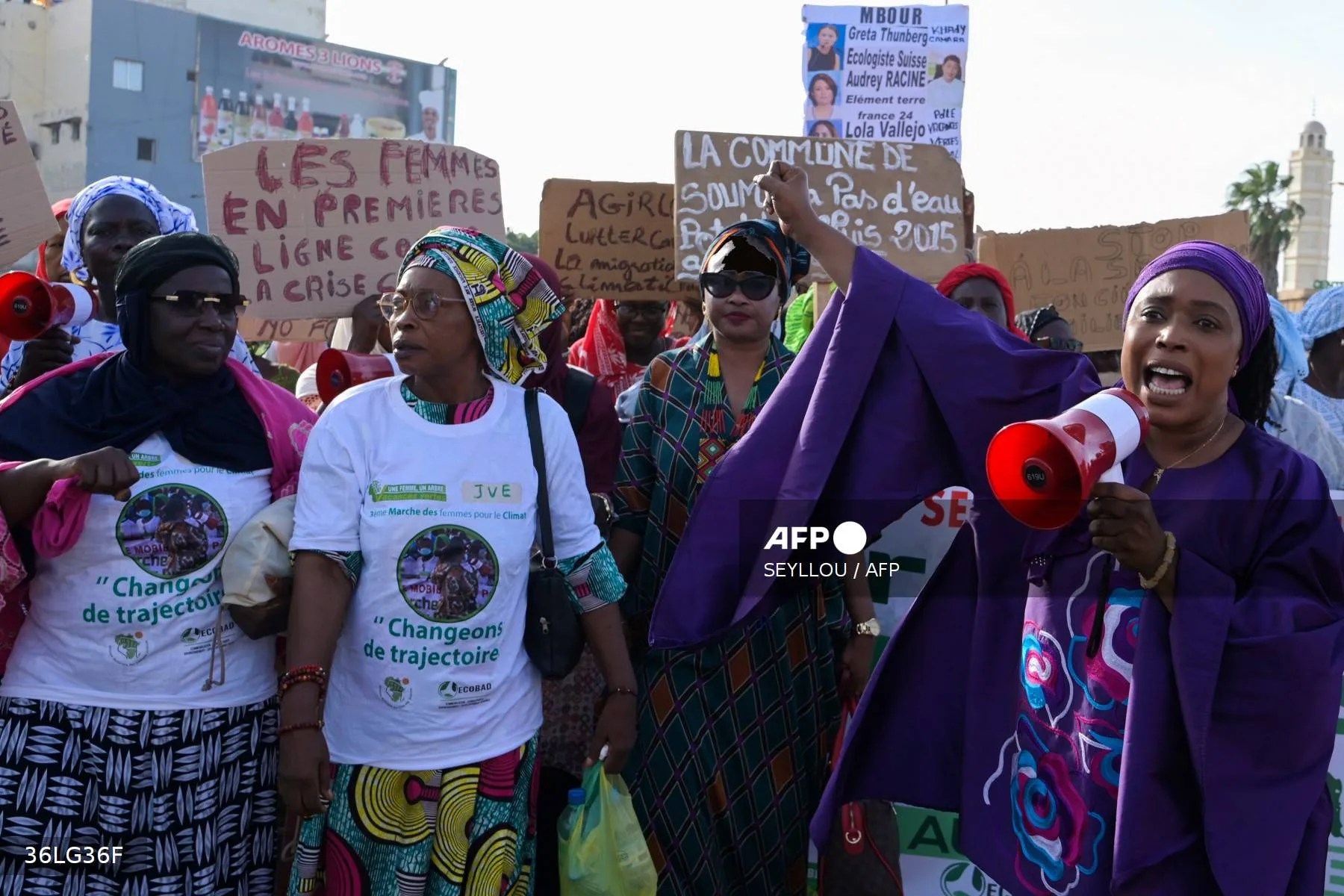Mulheres marcham por justiça climática em Dacar, no Senegal, onde a dívida consome 96% das receitas do governo.