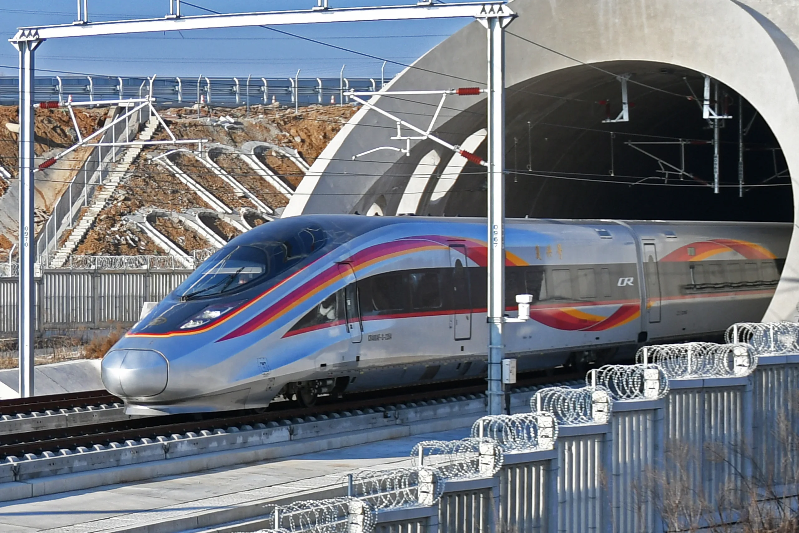 Trem de alta velocidade no trecho de Fushan da ferrovia de Weifang, em Yantai, China - 3 de janeiro de 2025