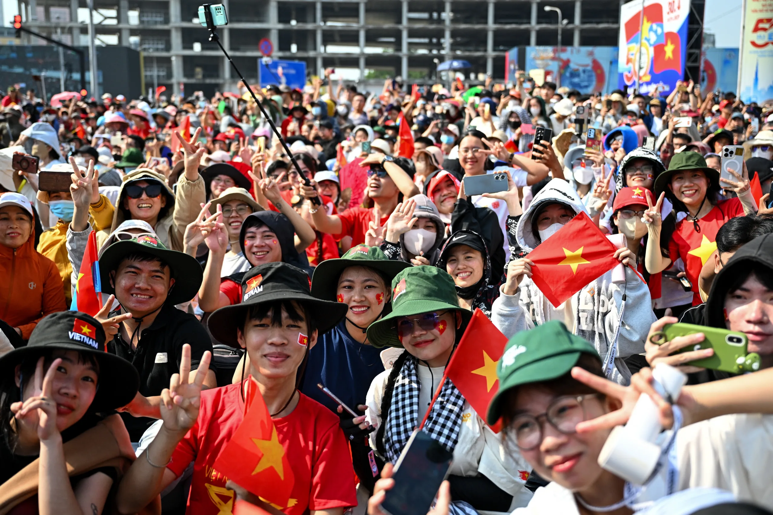 Vietnamitas durante desfile para marcar o 50º aniversário da queda de Saigon e o fim da "Guerra de Resistência Contra os Estados Unidos para Salvar a Nação", ns Cidade de Ho Chi Minh - 30 de abril de 2025.