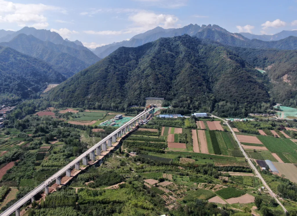 Instalação da última viga-caixão da mega-ponte da ferrovia de Alta Velocidade Xi'an-Ankang, na província de Shaanxi, no noroeste da China.