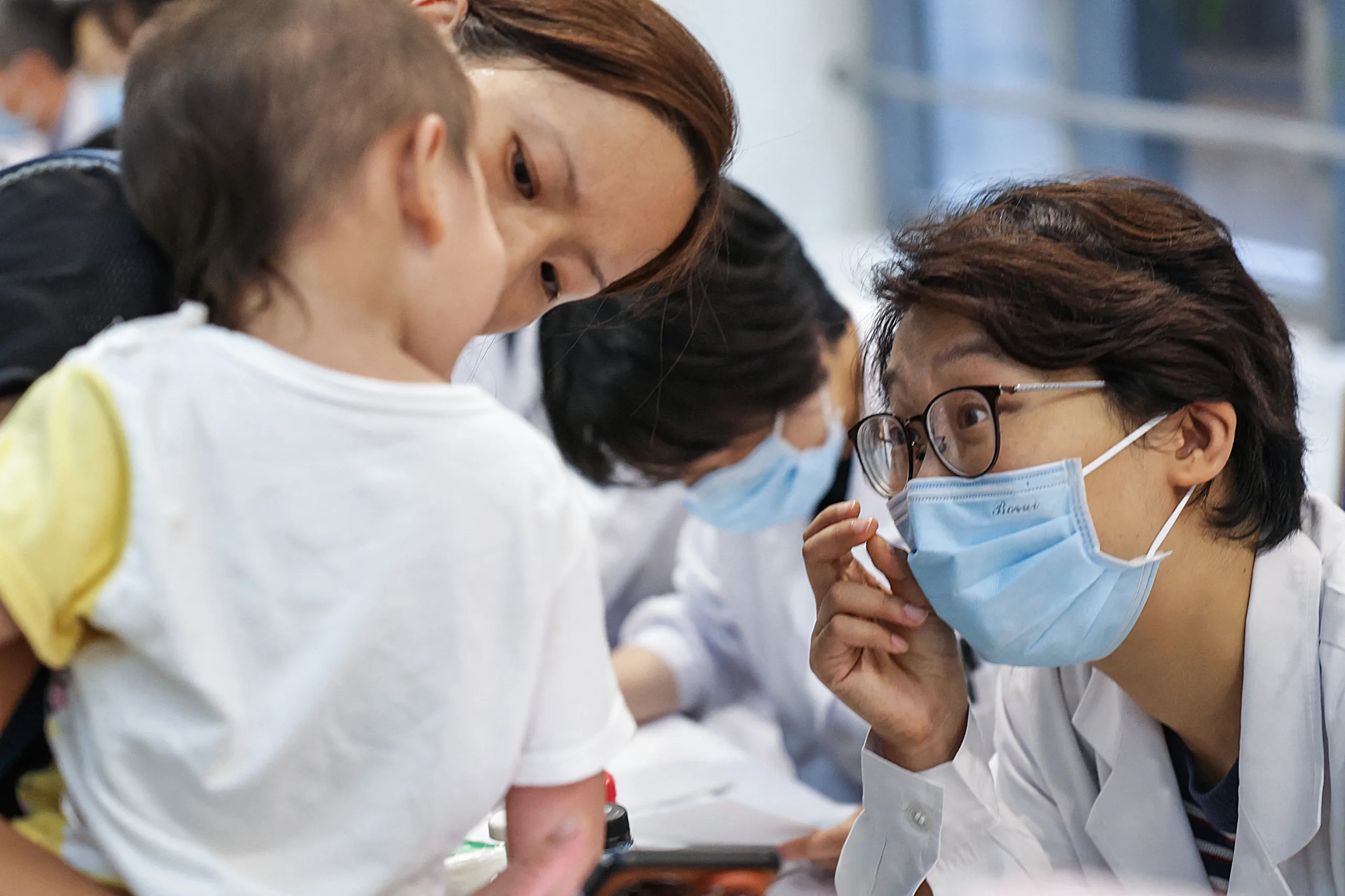 Uma pediatra em um evento de atendimento médico gratuito no Hospital Universitário Peking Union Medical College em Pequim, capital da China, em 19 de agosto de 2025, Dia do Médico na China