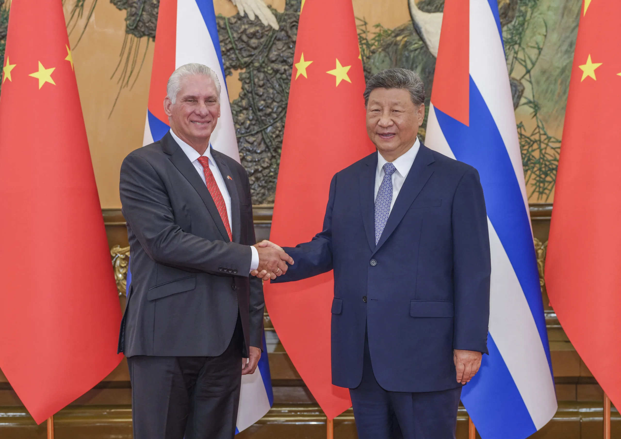 Xi Jinping, secretário-geral do Comitê Central do Partido Comunista da China e presidente chinês, em encontro com Miguel Díaz-Canel, primeiro-secretário do Comitê Central do Partido Comunista de Cuba e presidente cubano, no Grande Salão do Povo, em Pequim, capital da China, em 4 de setembro de 2025.