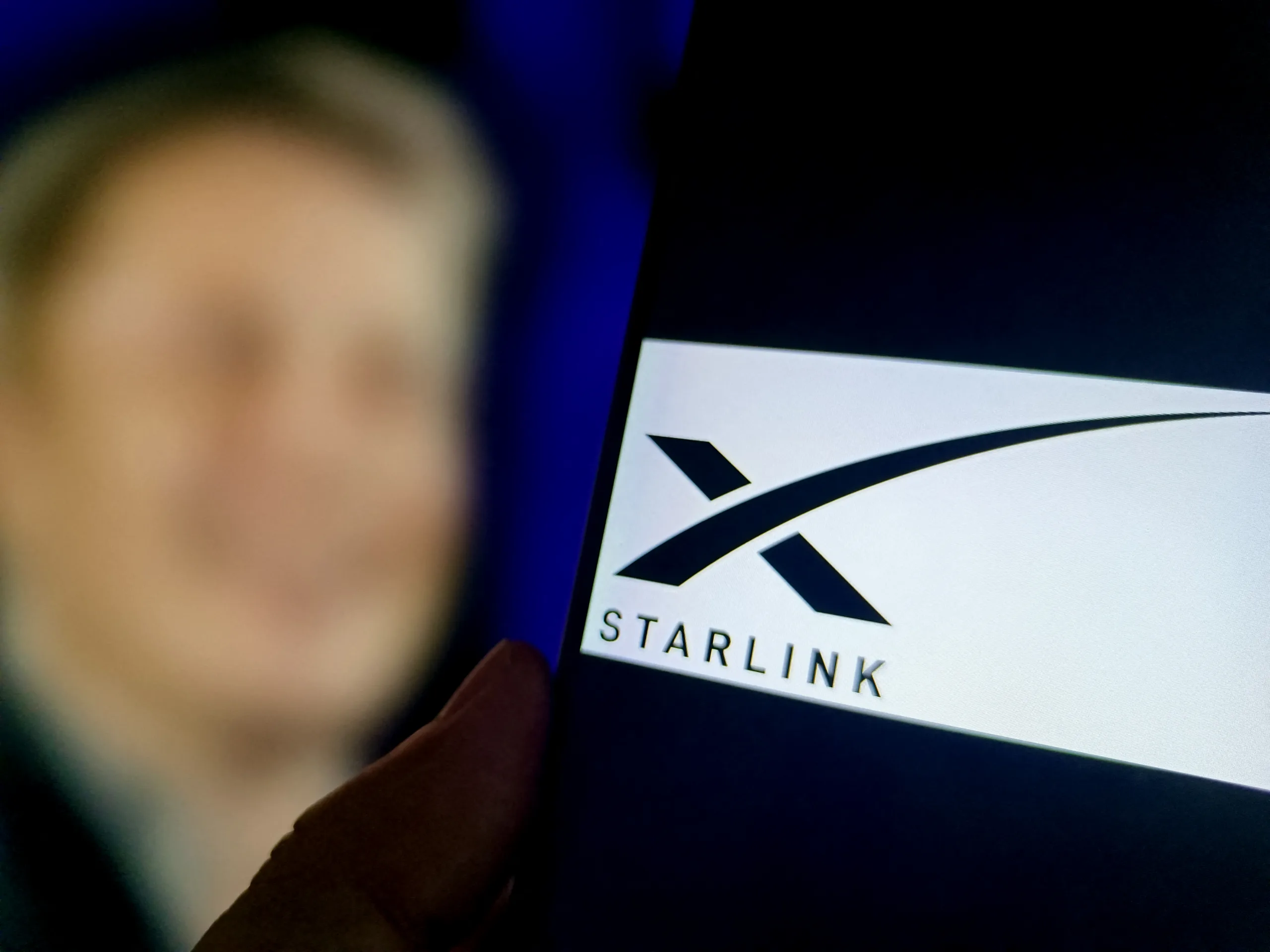 Foto ilustrativa mostra o logotipo da STARLINK em um smartphone - 16 de outubro de 2025.