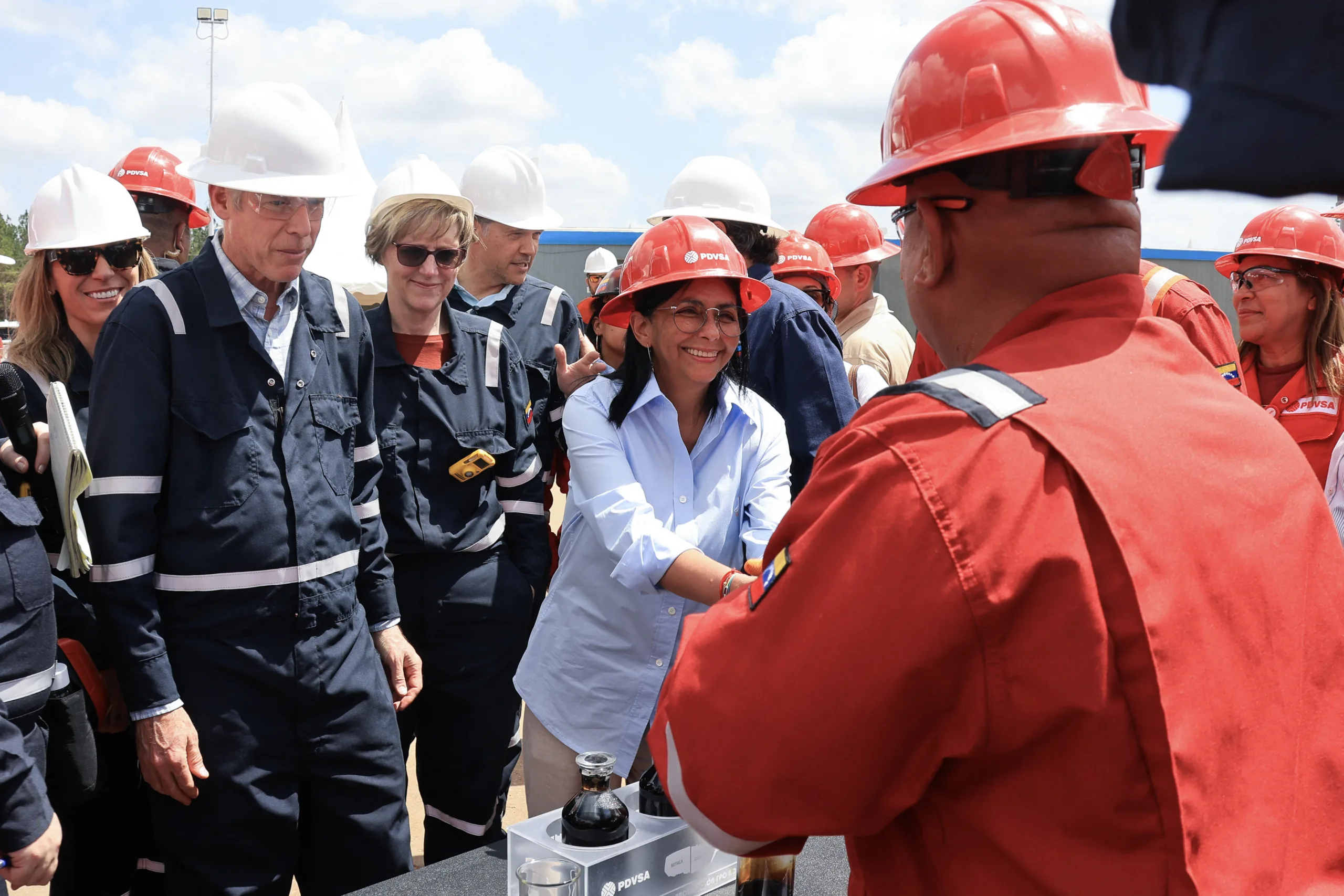 Delcy Rodríguez, ao lado do secretário de Energia dos EUA, Chris Wright, e da então chefe da missão diplomática dos EUA na Venezuela, Laura F. Dogu, durante uma visita à Faixa Petrolífera do Orinoco em El Aceital, estado de Anzoátegui, no sul da Venezuela, em 12 de fevereiro de 2026.