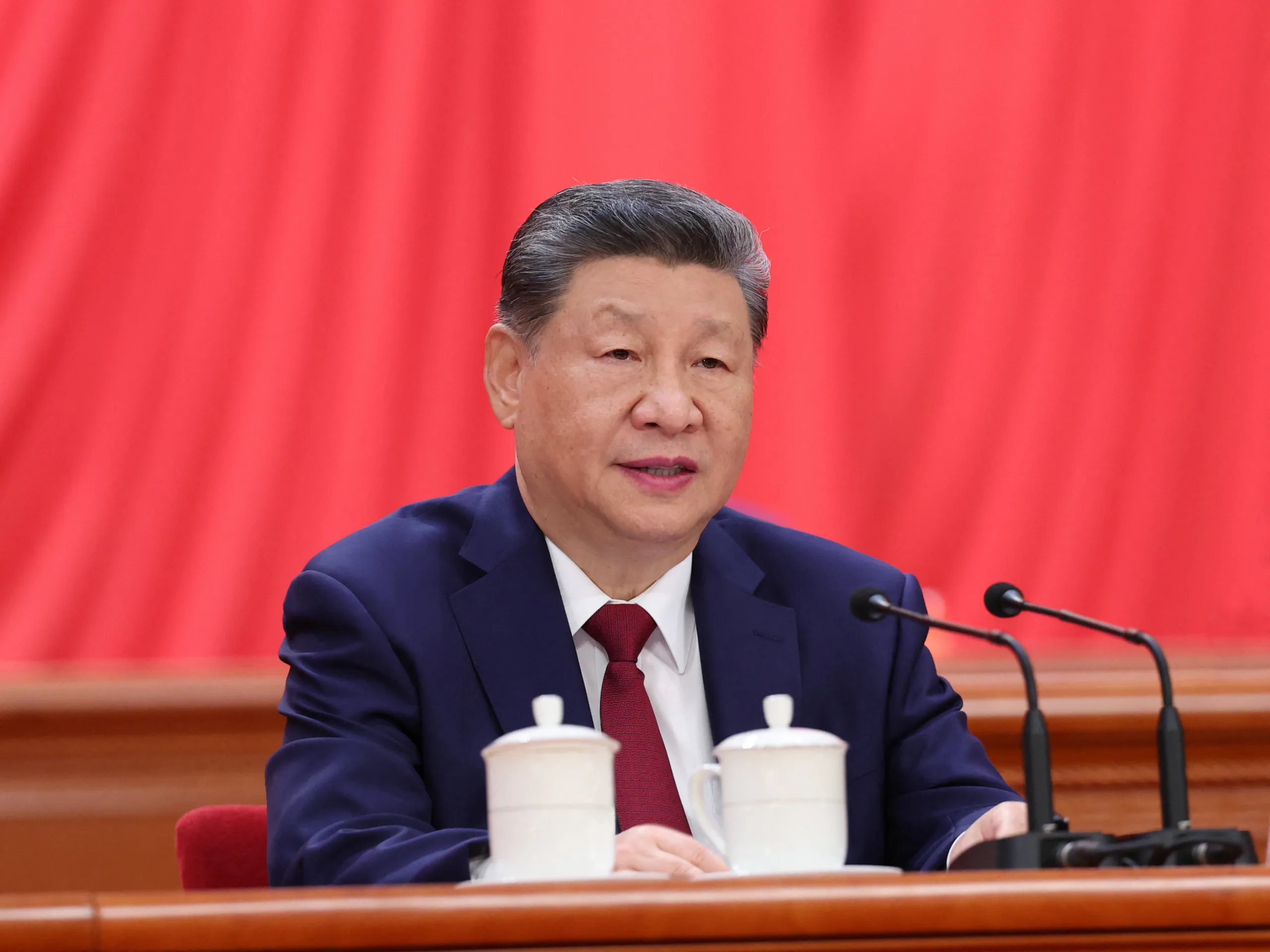 China endurece regras e responsabiliza criadores de deepfakes e clones de voz sem consentimento