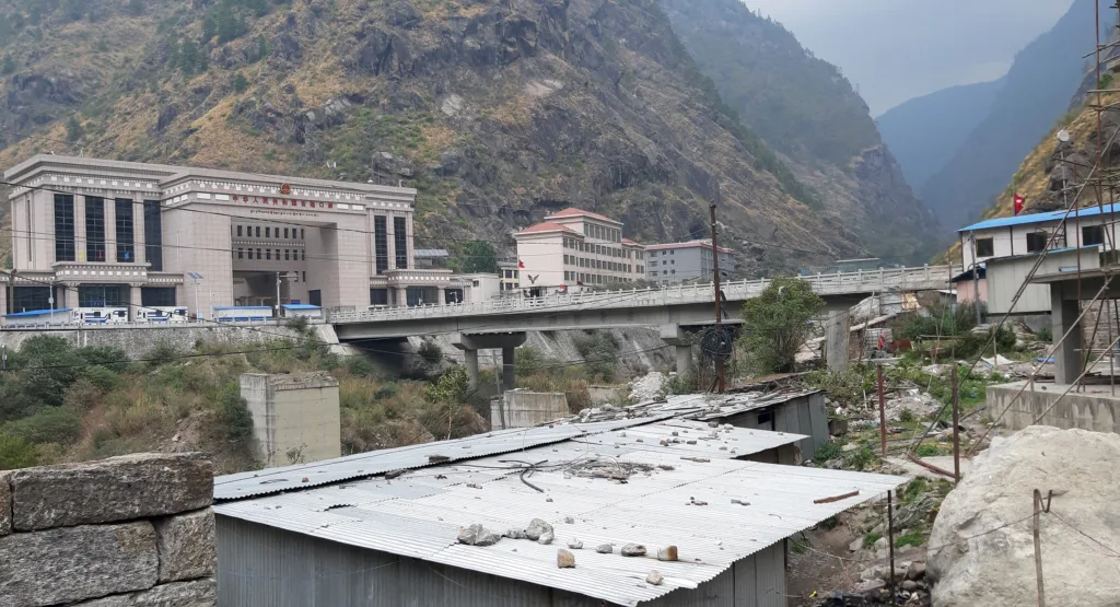 Prédio do do Porto Terrestre de Gyirong (Jilong) na Região Autônoma do Tibete e a Ponte da Amizade na fronteira entre o Nepal e a China - 30 de abril de 2023