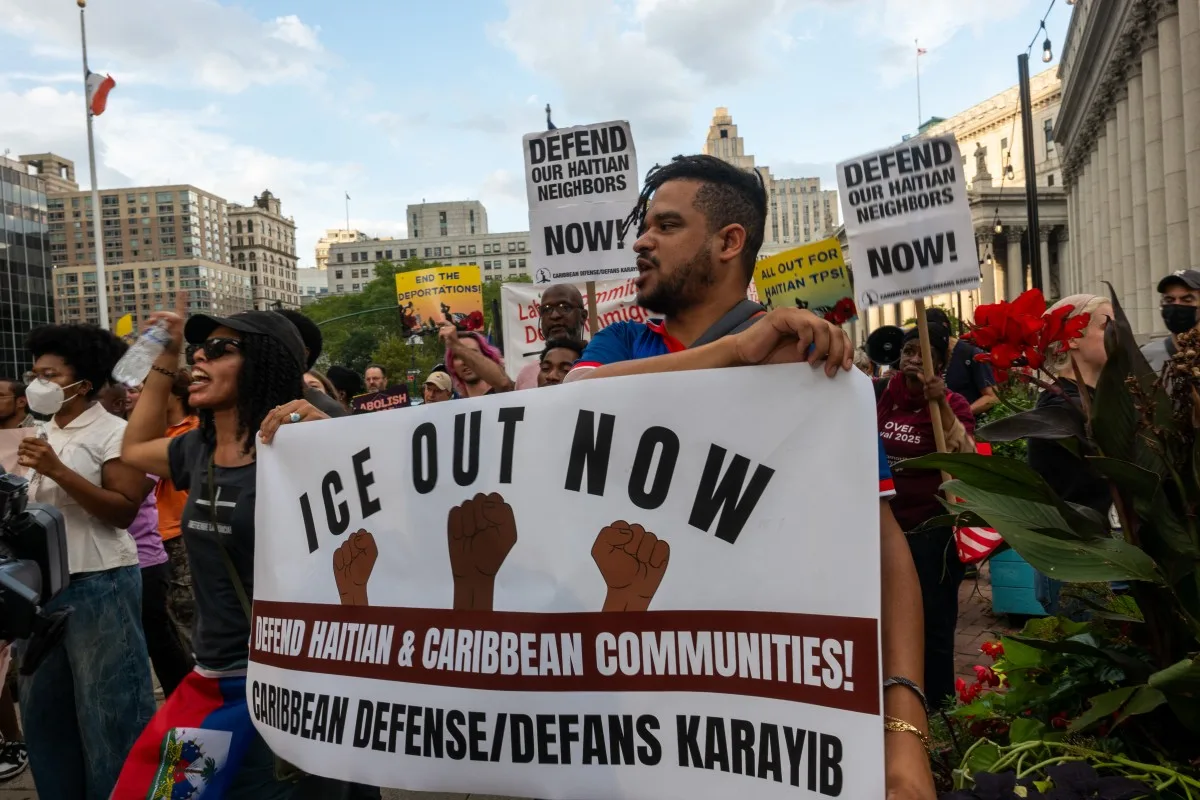 Haitianos e apoiadores protestam em Manhattan contra o fim do TPS, decidido pela Suprema Corte estadunidense em junho, em agosto de 2026