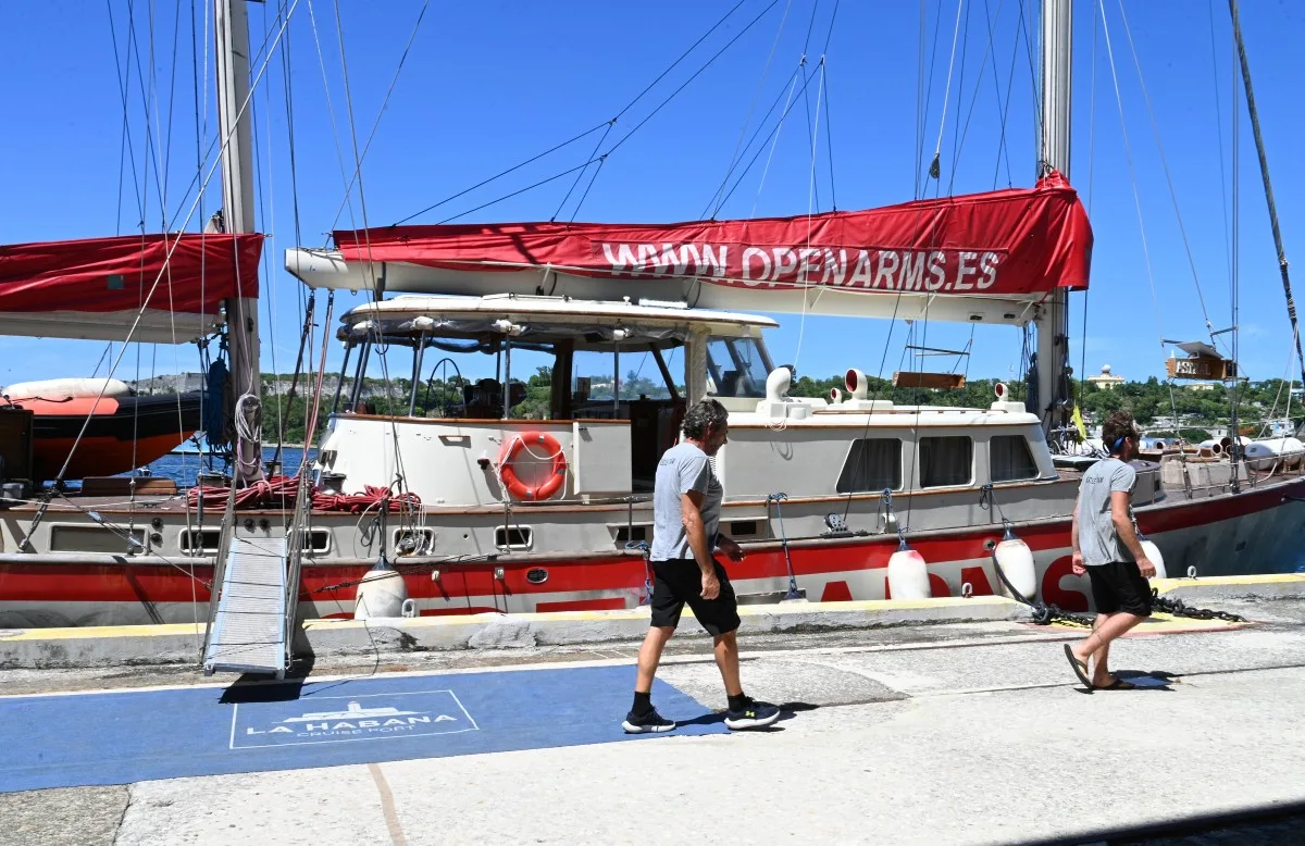 Membros da tripulação do Astral, barco a vela da ONG espanhola Open Arms, andam pelo cais em Havana após a chegada da segunda missão humanitária a Cuba.
