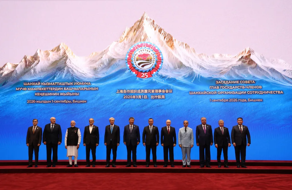 presidente da Bielorrússia, Alexander Lukashenko, o primeiro-ministro da Índia, Narendra Modi, o presidente do Irã, Masoud Pezeshkian, o presidente do Cazaquistão, Kassym-Jomart Tokayev, o presidente da China, Xi Jinping, o presidente do Quirguistão, Sadyr Japarov, o presidente da Rússia, Vladimir Putin, o primeiro-ministro do Paquistão, Shehbaz Sharif, o presidente do Tadjiquistão, Emomali Rakhmon, e o presidente do Uzbequistão, Shavkat Mirziyoyev, posam para uma foto antes da cúpula da Organização de Cooperação de Xangai (OCX) em Bishkek, em 1º de setembro de 2026.